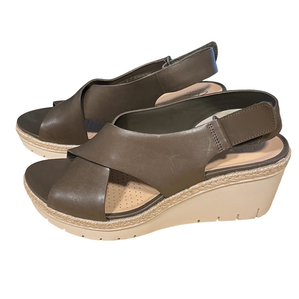 NEW Clarks Artisan Khaki Green Sz 9.5 Criss Cross Leather Wedge Womens Sandal